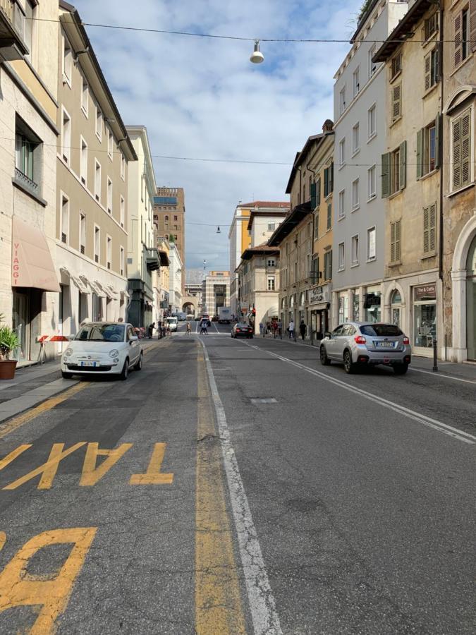 Appartamento Bilocale 1 Piazza Vittoria - Affitti Brevi Italia Бреша Екстериор снимка